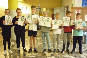 Uczniowie wyróżnieni w konkursie.JPG