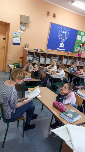 Pani Katarzyna Harasim czyta w klasie Ib (3)