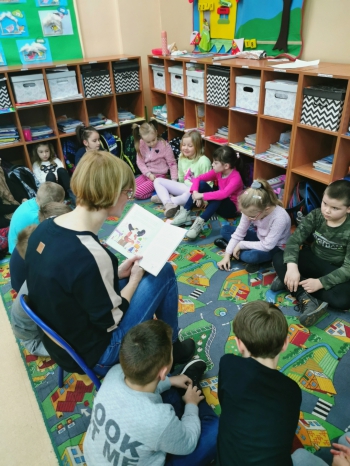 Pani Katarzyna Harasim czyta w klasie Ia
