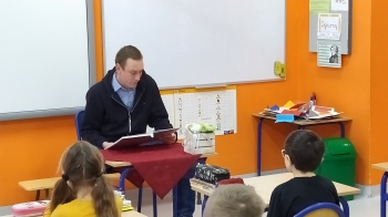 Pan Krzysztof Łukasik czyta uczniom klasy IIIb (1)