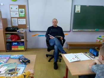 Dyrektor Szkoły czyta uczniom klasy Ia.