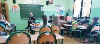 Pani Paulina Maćkowiak czyta w klasie IIa.jpeg