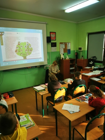 Pani Katarzyna Harasim czyta w klasie IIa (4)