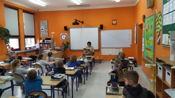 Pani Danuta Tomczak czyta w klasie Ib (1)
