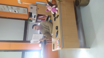 Pan Michał Rogasik czyta w klasie Ib (3)