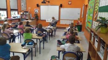 Pani Katarzyna Harasim czyta w klasie Ib (1)