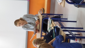 Pani Magdalena Wielowiejska czyta w klasie Ib (1)