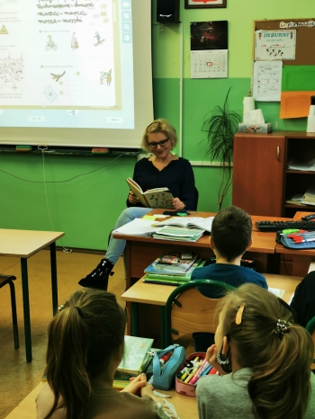 Pani Izabela Maćkowiak czyta w klasie IIa (2)