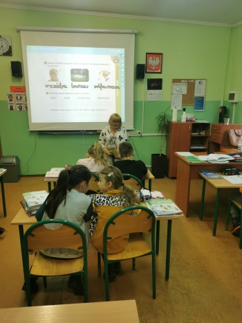 Pani Urszula Wojciechowska czyta w klasie IIa