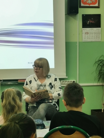 Pani Urszula Wojciechowska czyta w klasie IIa (2)