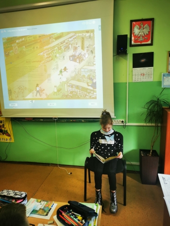 Uczennica Zosia Śląska czyta koleżankom i kolegom z klasy IIa