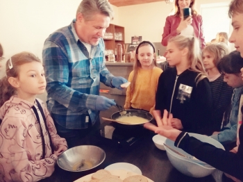 Kulinarno-czytelnicze spotkanie uczniów klas IIIa, IIIb i IIIc w restauracji Pogorzelanka (6)