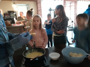 Kulinarno-czytelnicze spotkanie uczniów klas IIIa, IIIb i IIIc w restauracji Pogorzelanka (13)