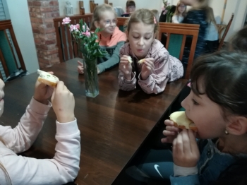 Kulinarno-czytelnicze spotkanie uczniów klas IIIa, IIIb i IIIc w restauracji Pogorzelanka (11)