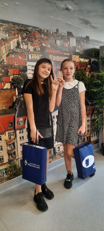 Maja Wielowiejska i Magdalena Kubiak - laureatki w kategorii 10-12 lat